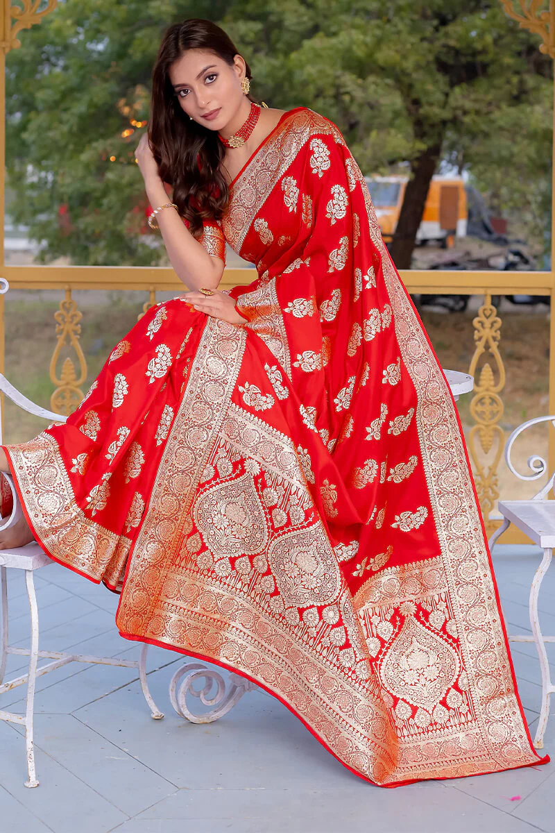 Enchanting Red Soft Banarasi Silk Saree With Imaginative Blouse Piece - Image 3