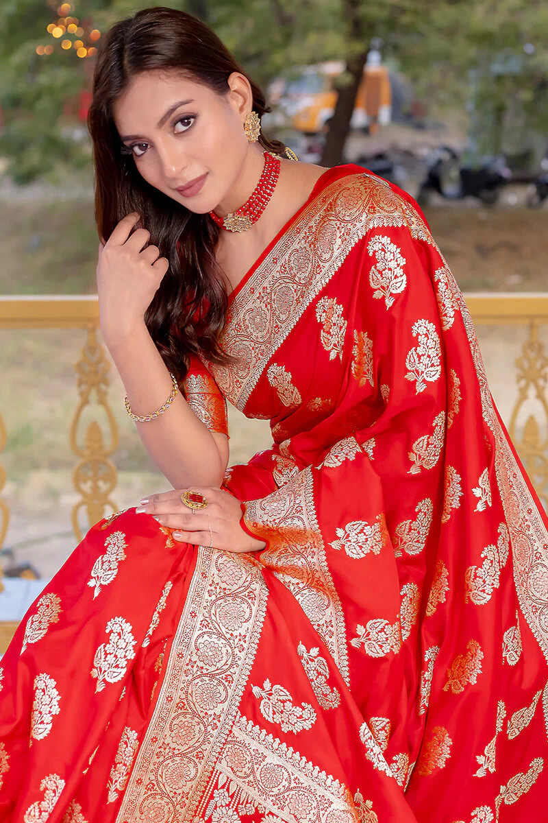 Enchanting Red Soft Banarasi Silk Saree With Imaginative Blouse Piece - Image 4