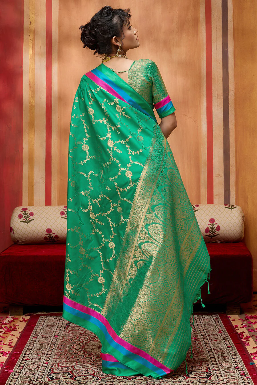 Energetic Green Pure Zari Weaving Banarasi Silk Saree With Rhapsody Blouse Piece - Image 4
