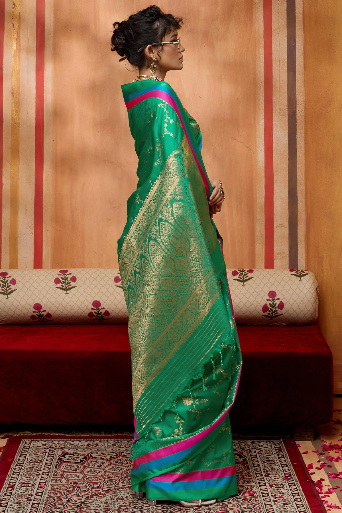 Energetic Green Pure Zari Weaving Banarasi Silk Saree With Rhapsody Blouse Piece - Image 5