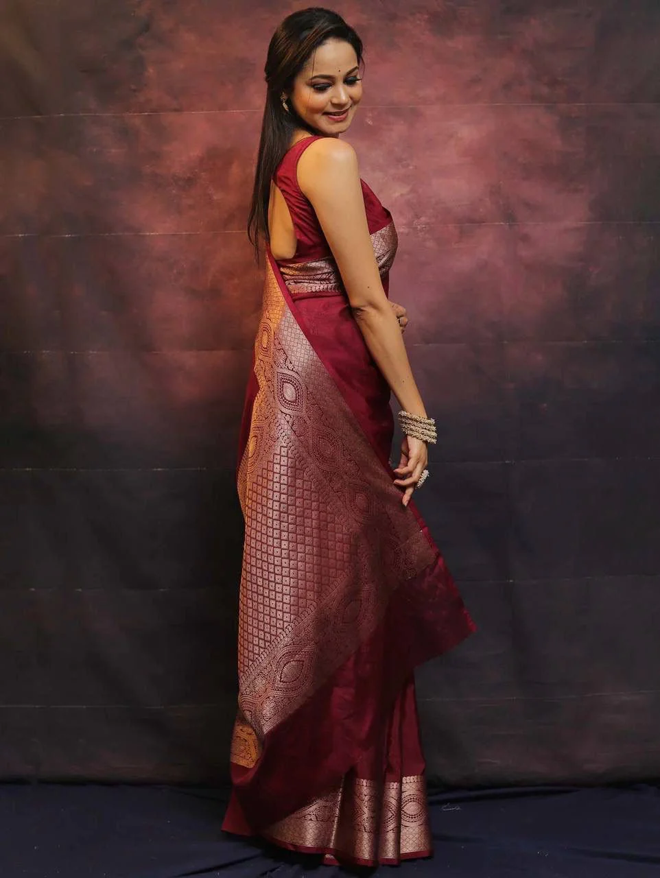 Engrossing Maroon Soft Silk Saree With Inspiring Blouse Piece - Image 4