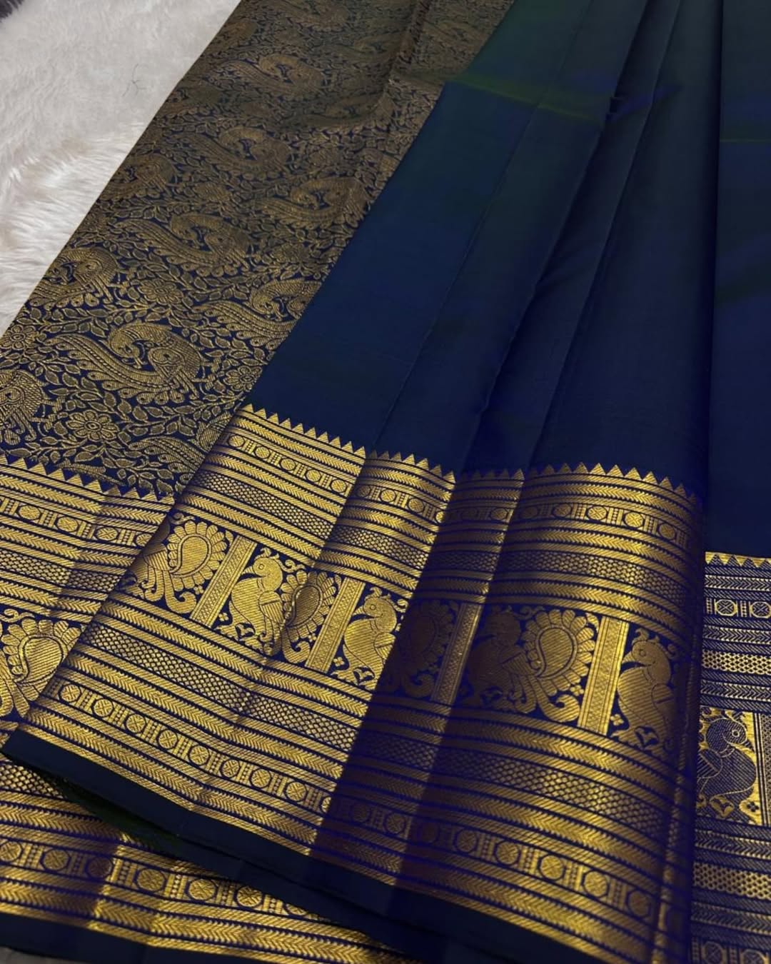 Engrossing Navy Blue Soft Banarasi Silk Saree With Gratifying Blouse Piece - Image 3