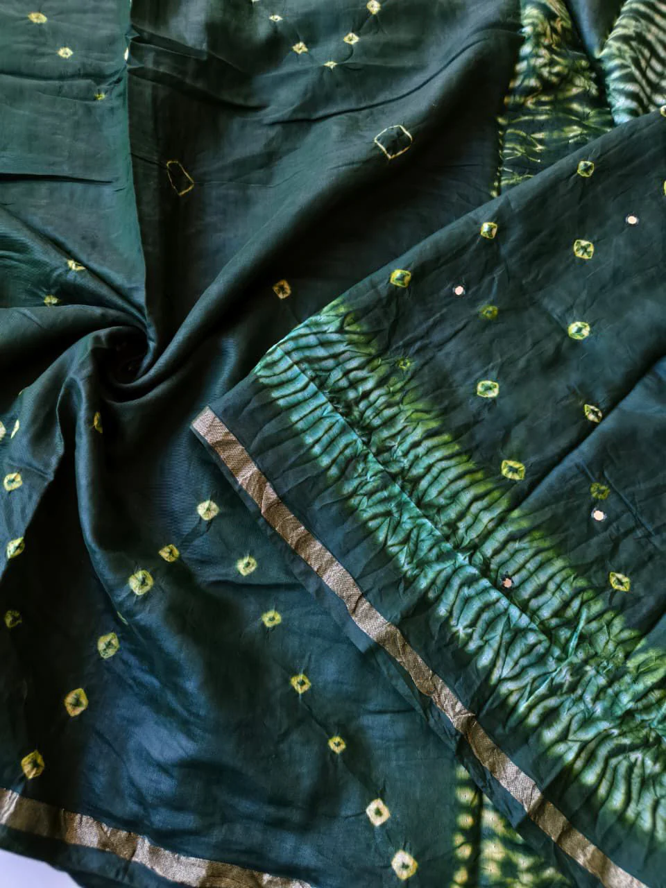 Enigmatic Dark Green Cotton Silk Bandhani Printed Saree With Jazzy Blouse Piece - Image 3
