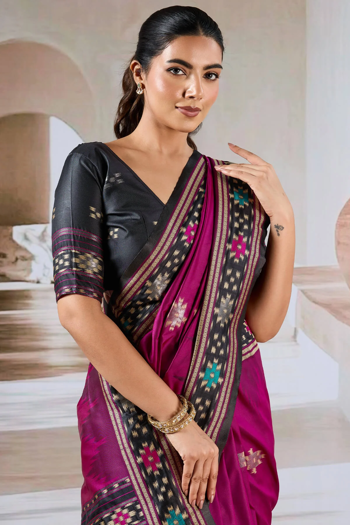 Entrancing Purple Patola Silk Saree with Dazzling Blouse Piece - Image 2