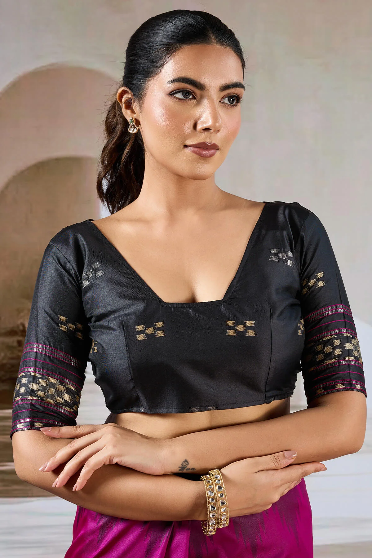 Entrancing Purple Patola Silk Saree with Dazzling Blouse Piece - Image 4
