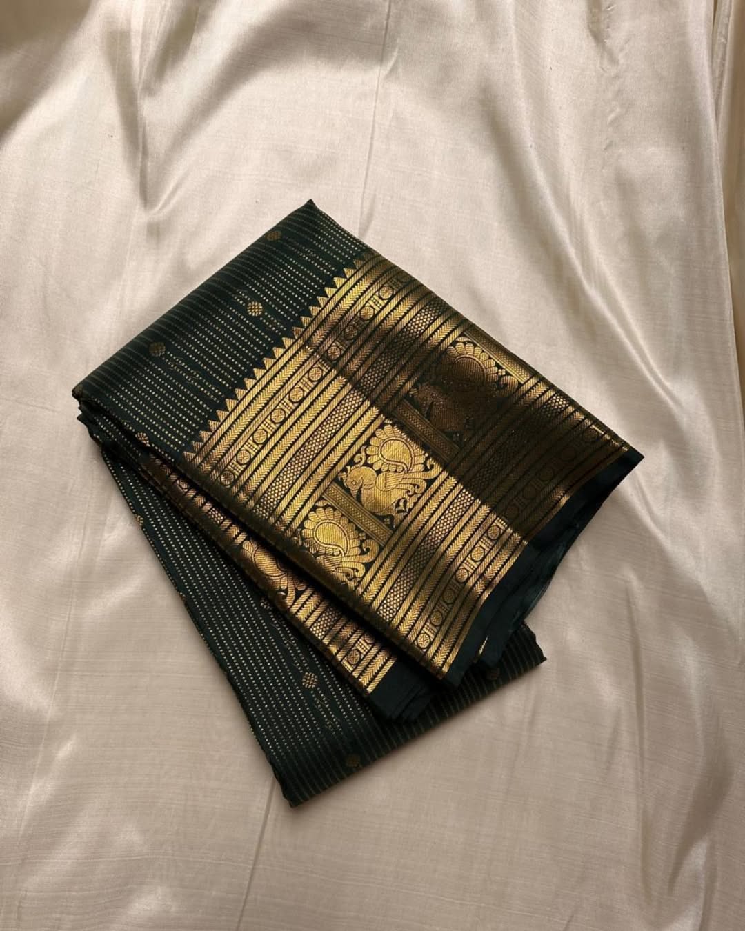 Ephemeral Dark Green Soft Banarasi Silk Saree With Amiable Blouse Piece - Image 2