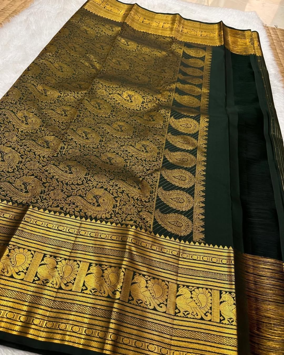 Ephemeral Dark Green Soft Banarasi Silk Saree With Amiable Blouse Piece - Image 4