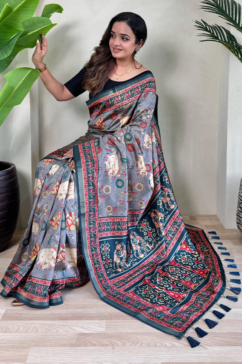 Evanescent Grey Kalamkari Printed Viscose Dola Silk Saree With Magnetic Blouse Piece - Image 4