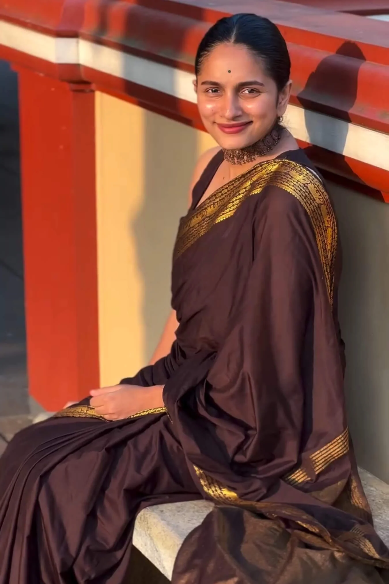 Evocative Brown Pure Zari Weaving Banarasi Silk Saree With Verdant Blouse Piece - Image 3
