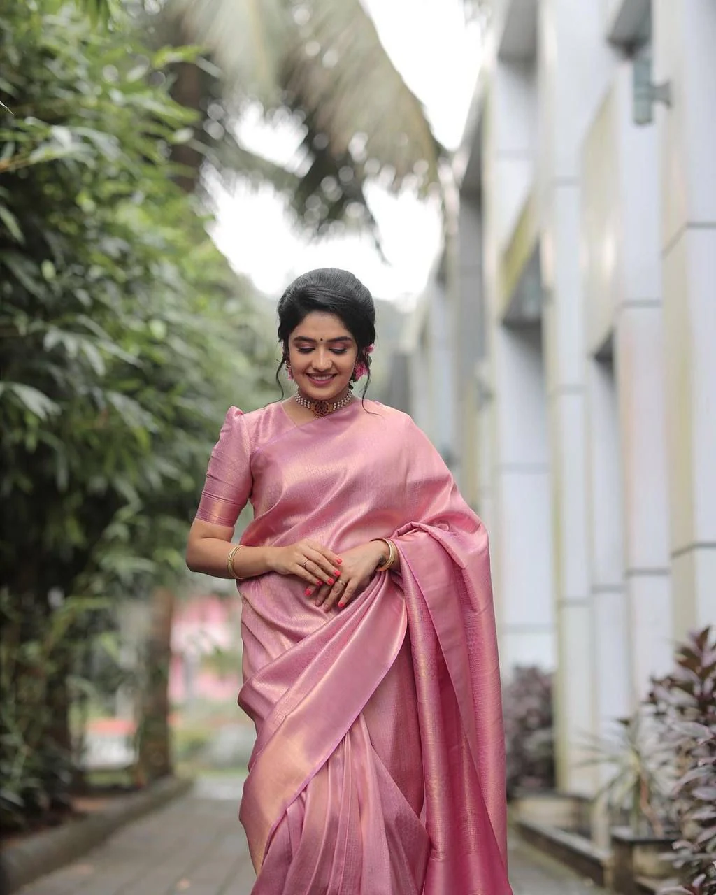Evocative Pink Soft Silk Saree With Forbearance Blouse Piece - Image 5