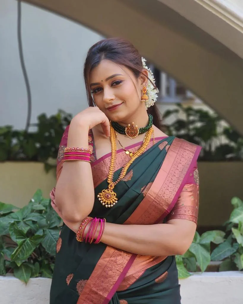 Exceptional Dark Green Soft Silk Saree With Glowing Blouse Piece - Image 3