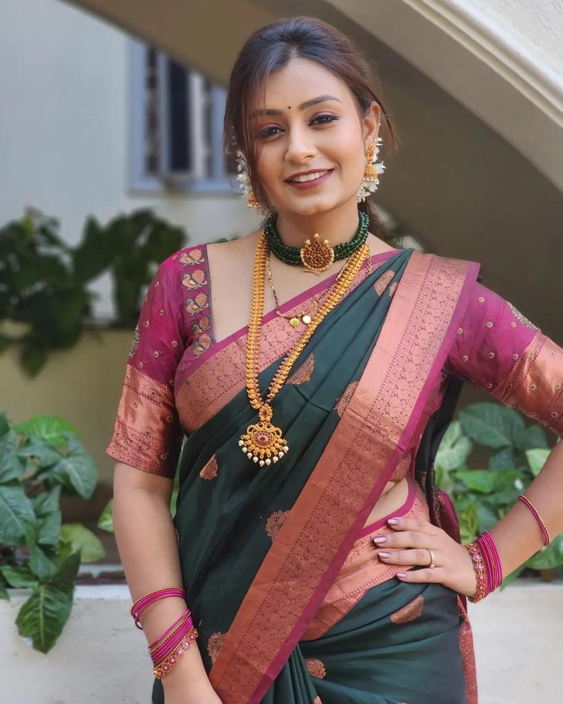 Exceptional Dark Green Soft Silk Saree With Glowing Blouse Piece - Image 6
