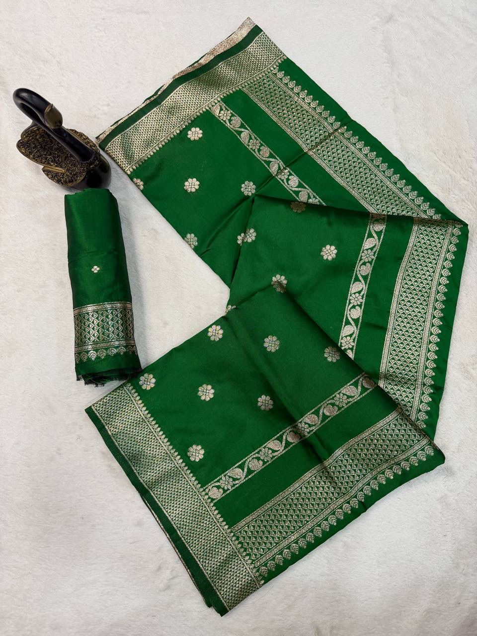 Exemplary Dark Green Pure Zari Weaving Banarasi Silk Saree With Tantalizing Blouse Piece - Image 2