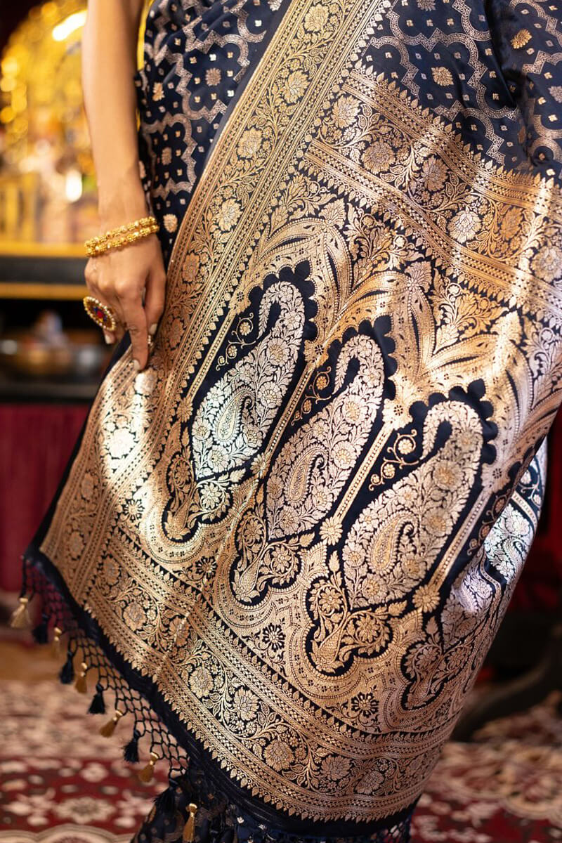 Exemplary Navy Blue Soft Banarasi Silk Saree With Panoply Blouse Piece - Image 5