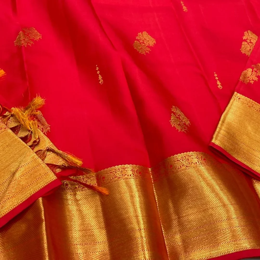 Exemplary Red Soft Banarasi Silk Saree With Forbearance Blouse Piece - Image 4