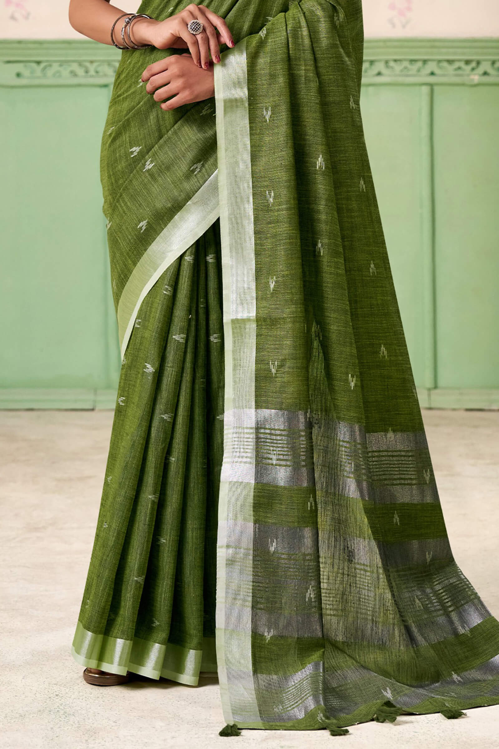 Exquisite Dark Green Cotton Silk Saree With Dulcet Blouse Piece - Image 4