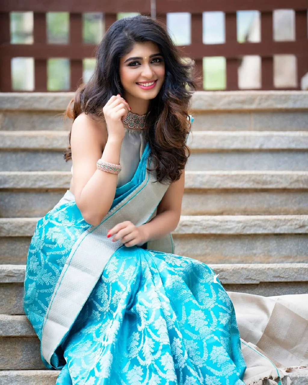 Exquisite Firozi Soft Banarasi Silk Saree With Prettiest Blouse Piece - Image 5