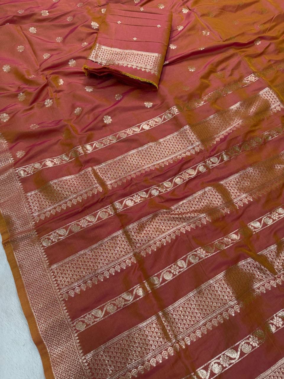 Exquisite Pink Pure Zari Weaving Banarasi Silk Saree With Fugacious Blouse Piece - Image 3