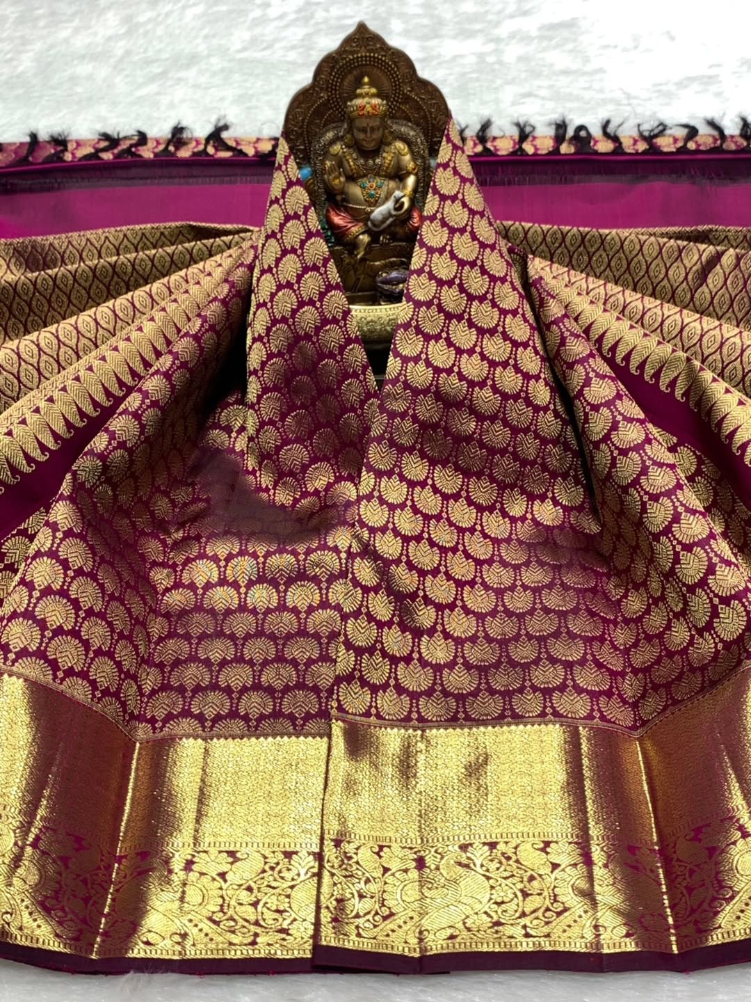 Extraordinary Purple Pure Zari Weaving Banarasi Silk Saree With Supernal Blouse Piece - Image 2
