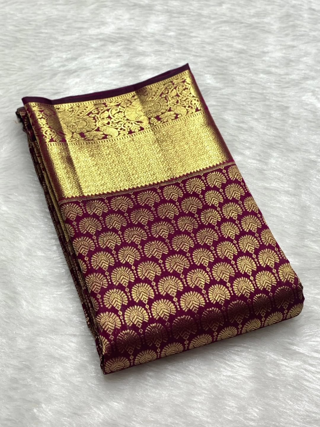 Extraordinary Purple Pure Zari Weaving Banarasi Silk Saree With Supernal Blouse Piece - Image 4
