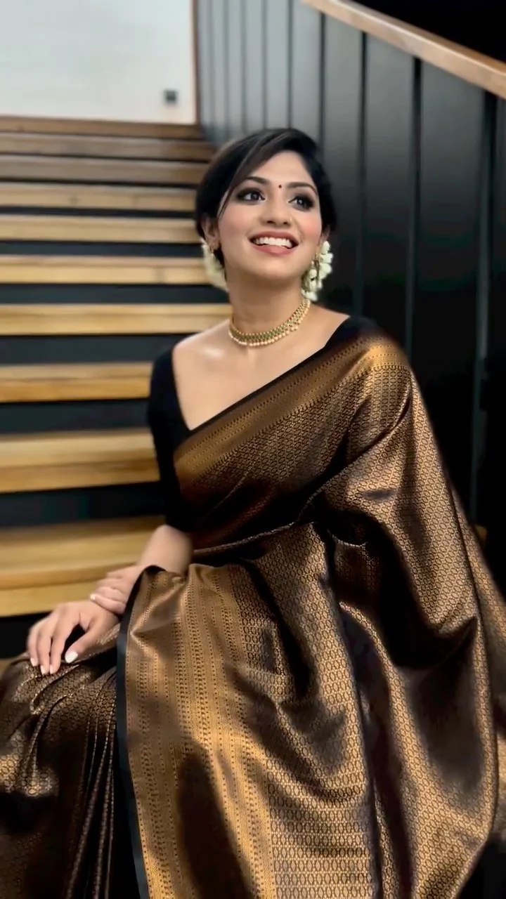 Exuberant Black Soft Silk Saree With Tempting Blouse Piece - Image 3