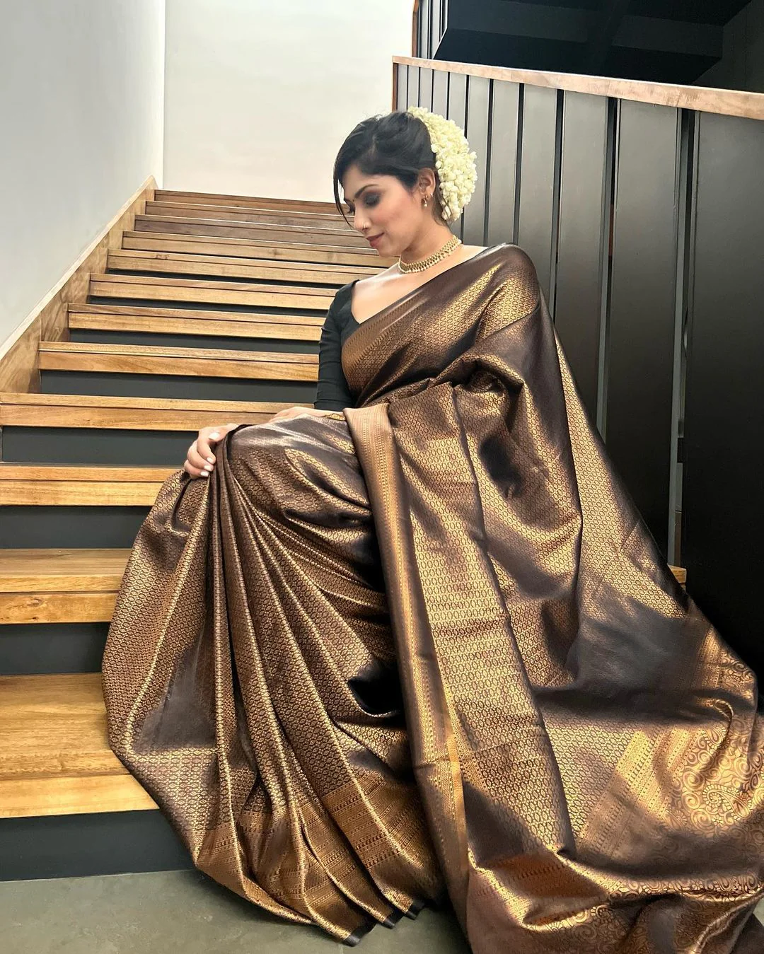 Exuberant Black Soft Silk Saree With Tempting Blouse Piece - Image 5