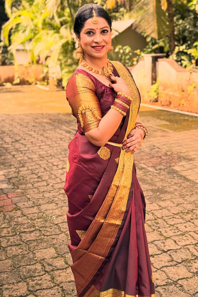 Eye-catching Maroon Soft Banarasi Silk Saree With Sophisticated Blouse Piece - Image 5
