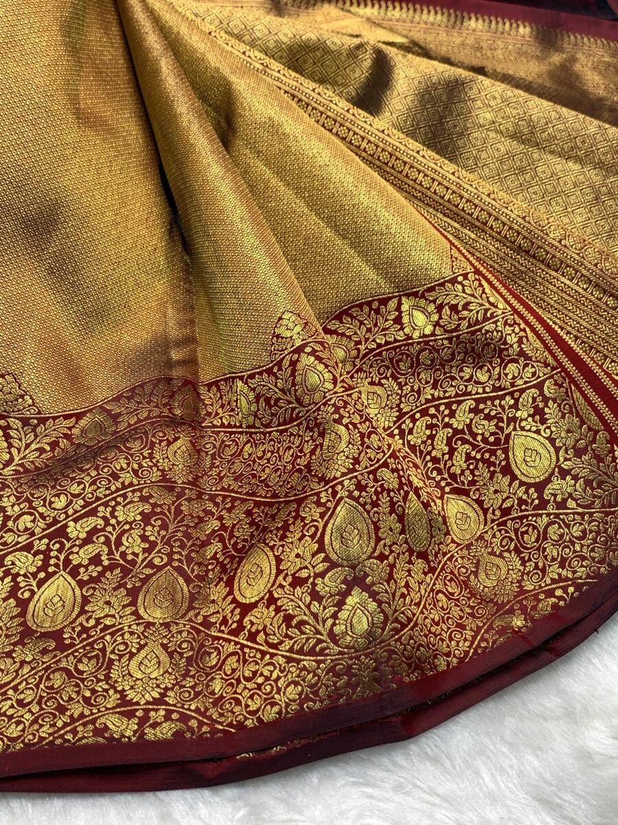 Fairytale Maroon Pure Zari Weaving Banarasi Silk Saree With Eclat Blouse Piece - Image 3