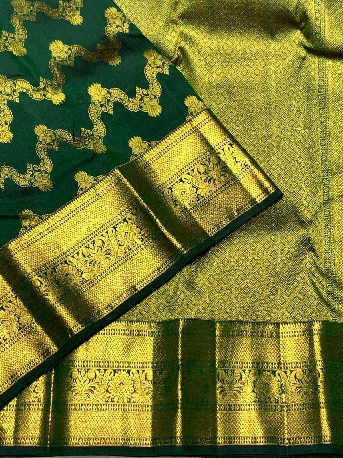 Fantabulous Dark Green Pure Zari Weaving Banarasi Silk Saree With Inspiring Blouse Piece - Image 3