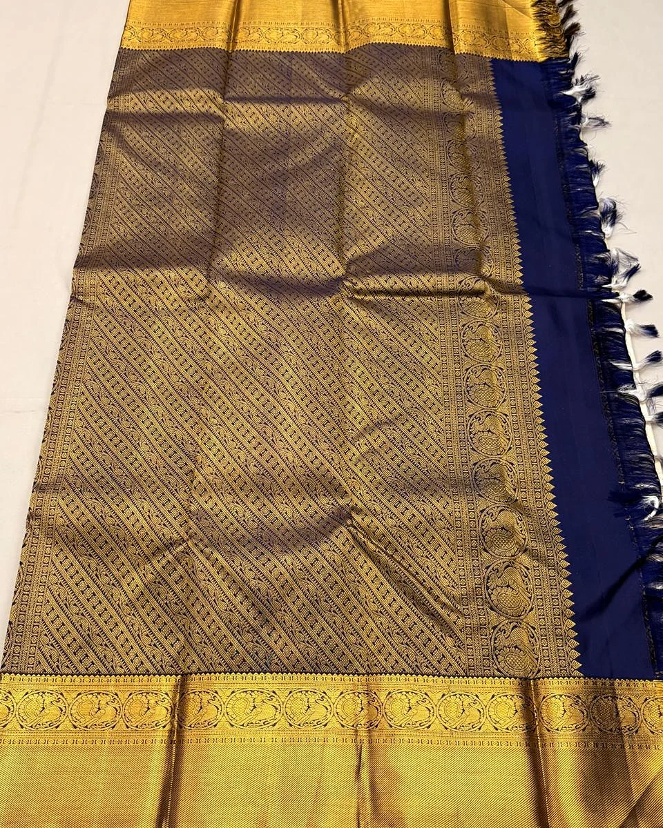 Fantabulous Off White Soft Silk Saree With Artistic Blouse Piece - Image 4