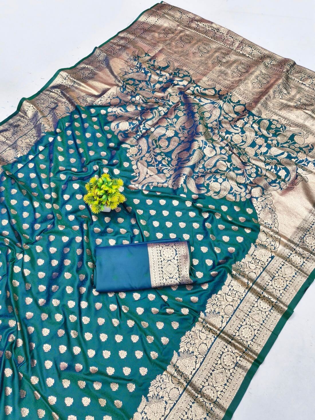 Fantabulous Rama Pure Zari Weaving Banarasi Silk Saree With Nectarous Blouse Piece - Image 3