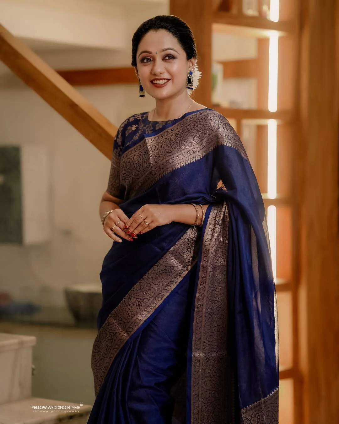 Felicitous Navy Blue Soft Silk Saree With Pretty Blouse Piece - Image 3