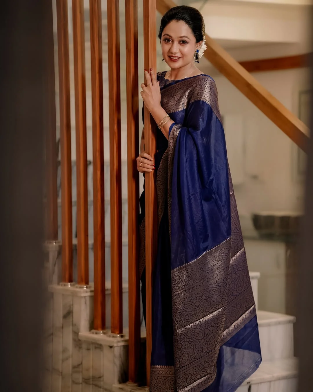 Felicitous Navy Blue Soft Silk Saree With Pretty Blouse Piece - Image 4