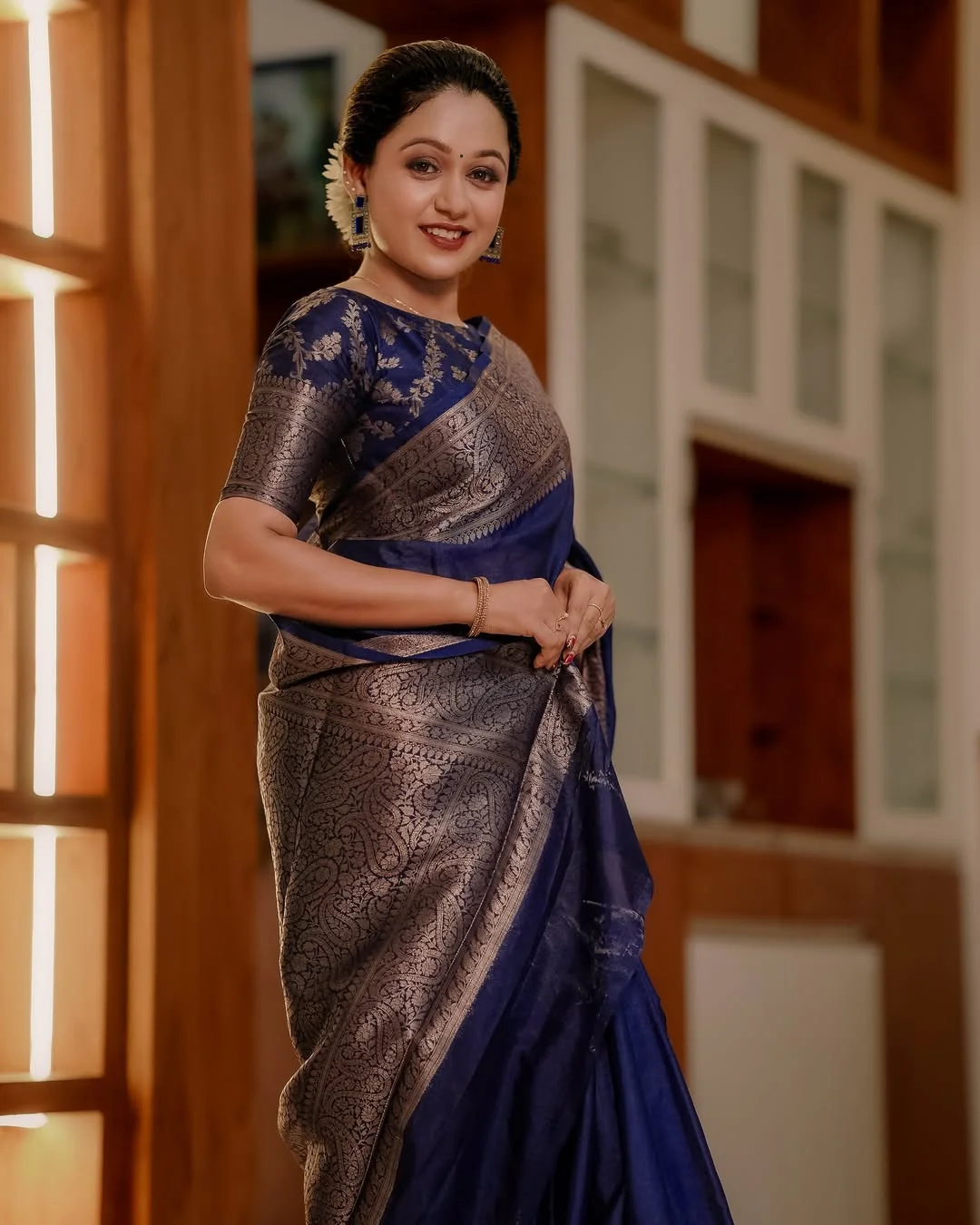 Felicitous Navy Blue Soft Silk Saree With Pretty Blouse Piece - Image 5