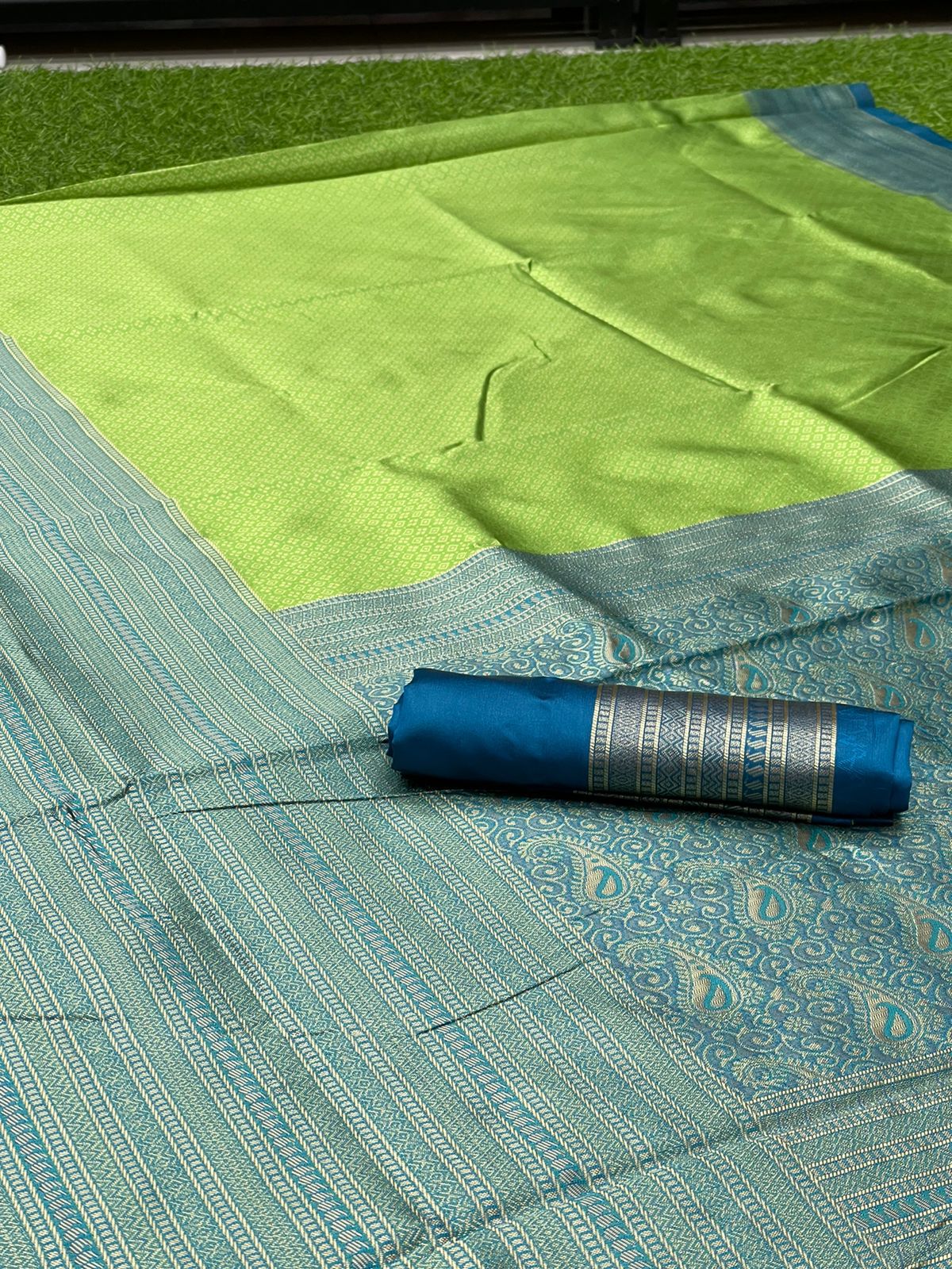 Felicitous Parrot Soft Silk Saree With Snazzy Blouse Piece - Image 4