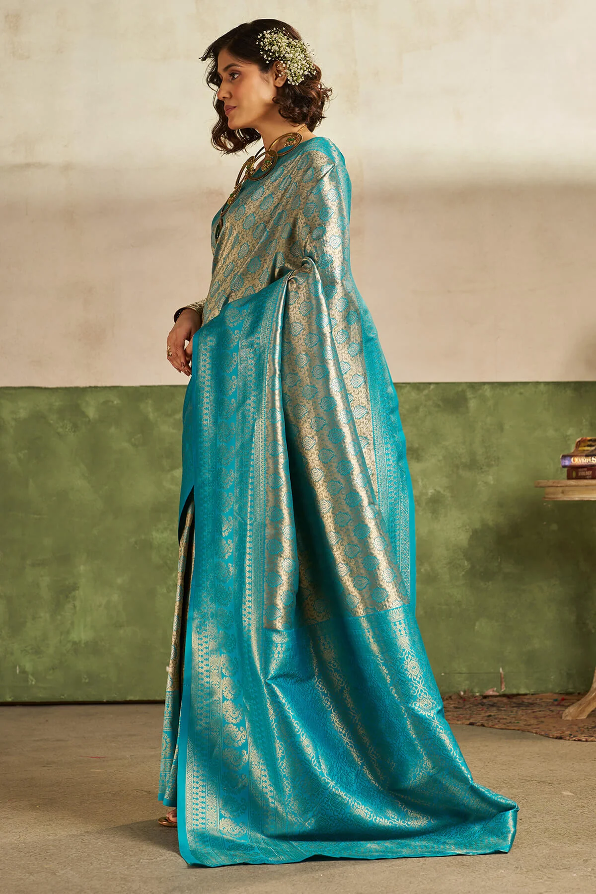 Flameboyant Firozi Kanjivaram Silk Saree With Appealing Blouse Piece - Image 4