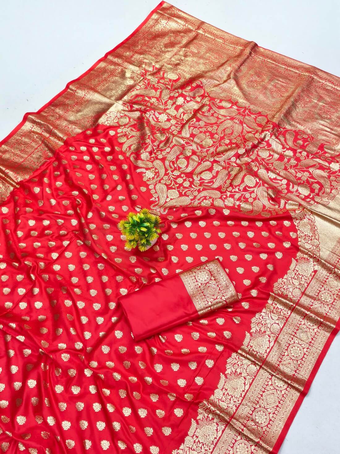 Flattering Red Pure Zari Weaving Banarasi Silk Saree With Wonderful Blouse Piece - Image 3