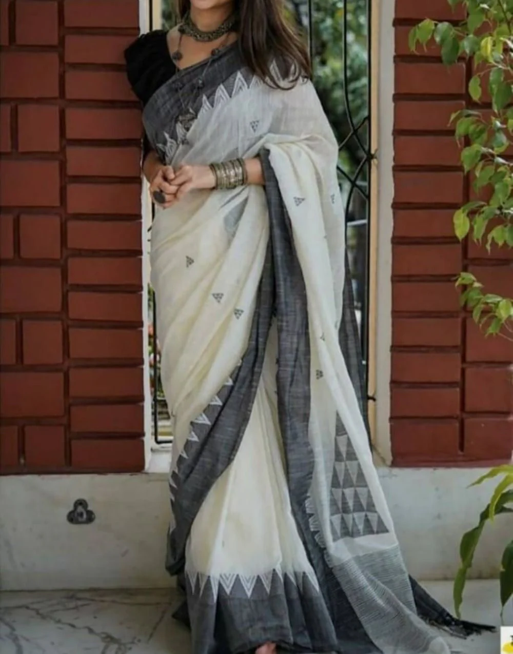 Flaunt Off White Cotton Silk Saree With Blooming Blouse Piece - Image 3