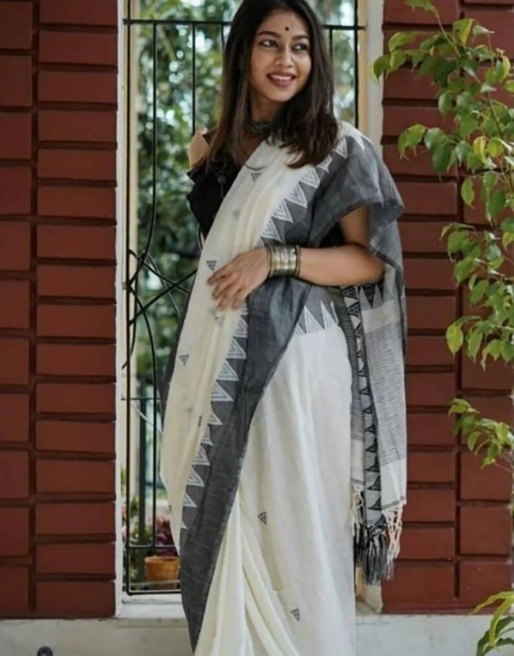 Flaunt Off White Cotton Silk Saree With Blooming Blouse Piece - Image 5
