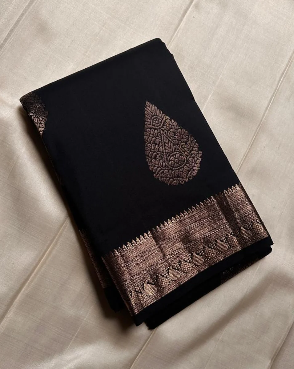 Forbearance Black Pure Zari Weaving Banarasi Silk Saree With Symmetrical Blouse Piece - Image 4