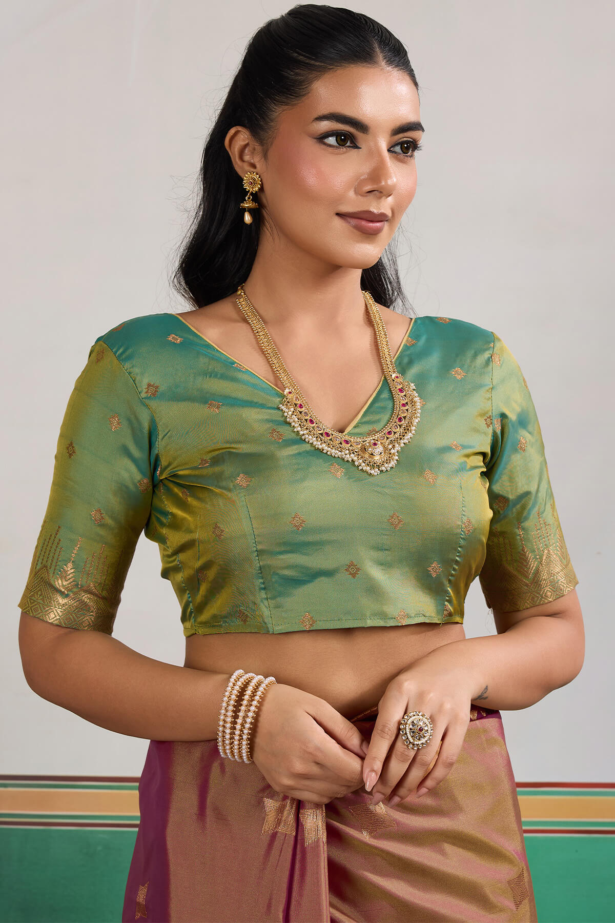 Gleaming Wine Pure Zari Weaving Banarasi Silk Saree With Profuse Blouse Piece - Image 4