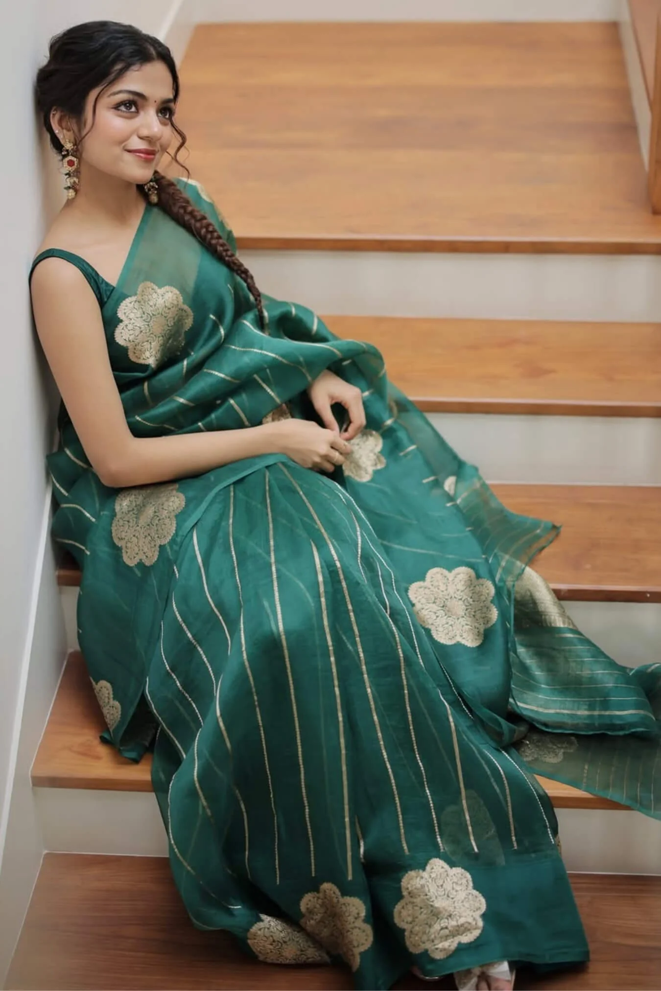 Glittering Green Linen Silk Saree With Demanding Blouse Piece - Image 4