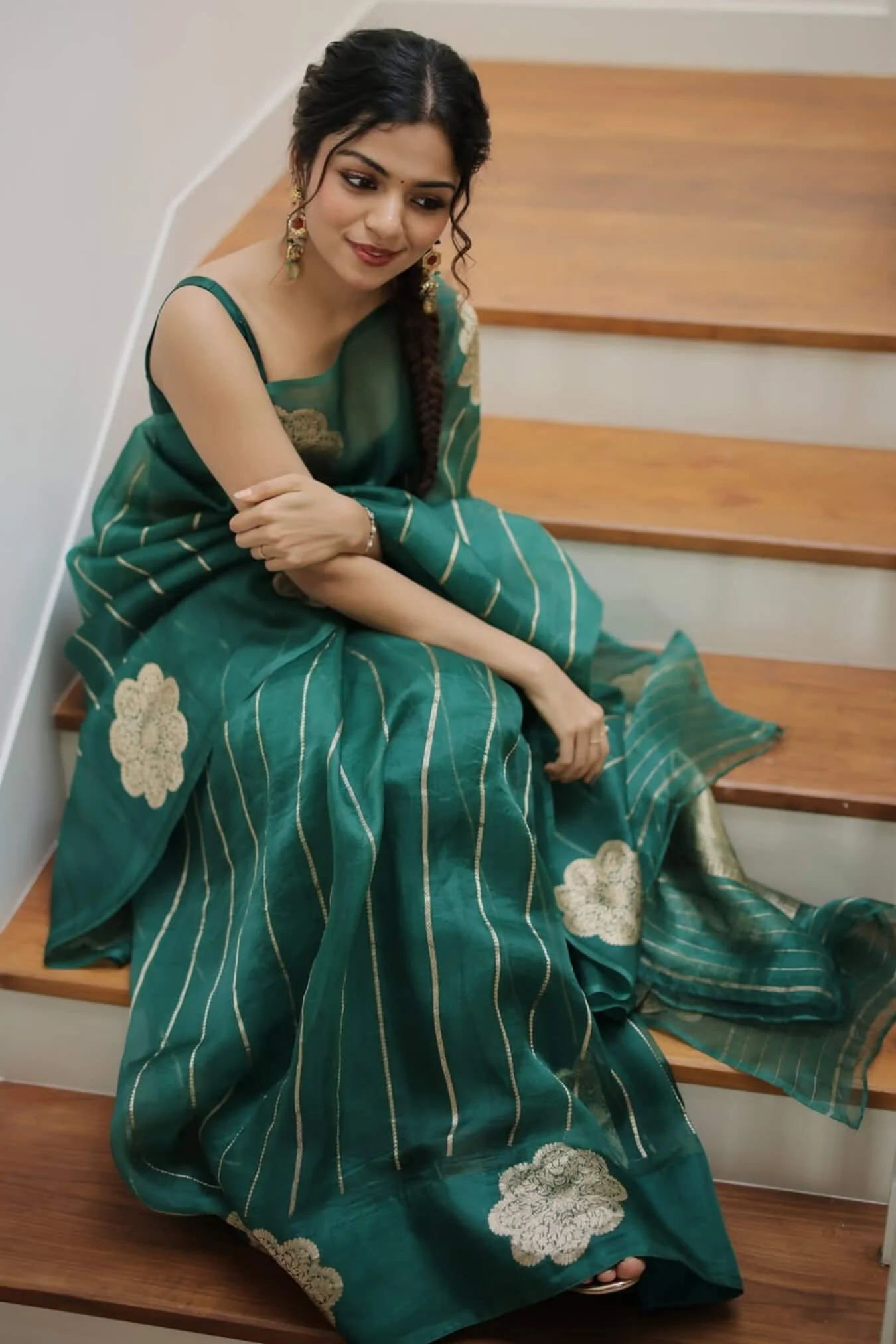 Glittering Green Linen Silk Saree With Demanding Blouse Piece - Image 5