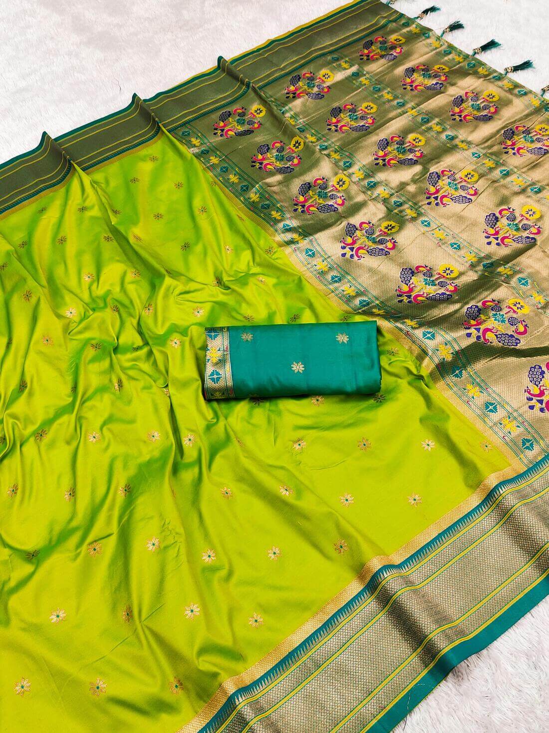 Glorious Parrot Paithani Silk Saree With Vestigial Blouse Piece
