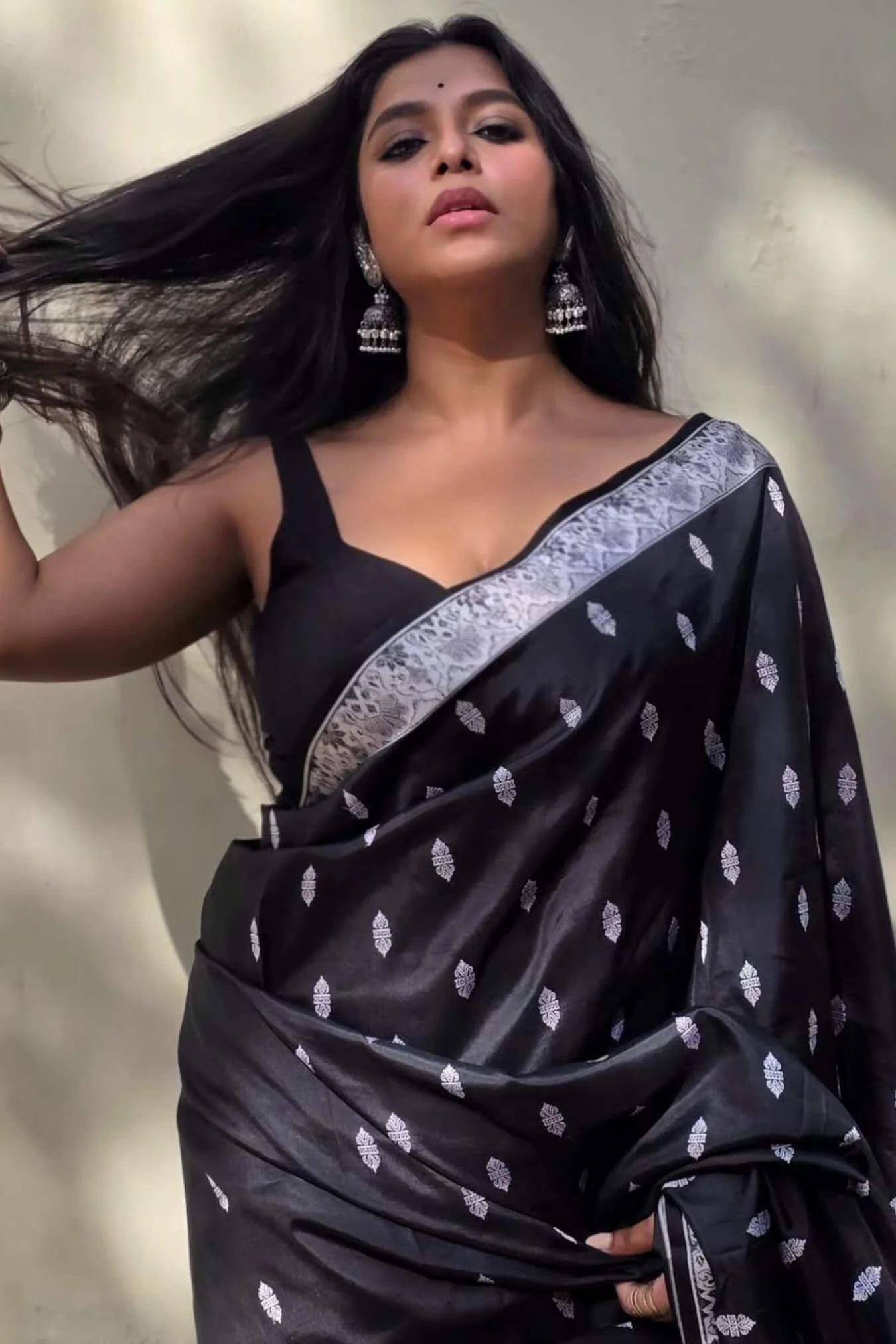 Glowing Black Soft Silk Saree With Lovely Blouse Piece - Image 5