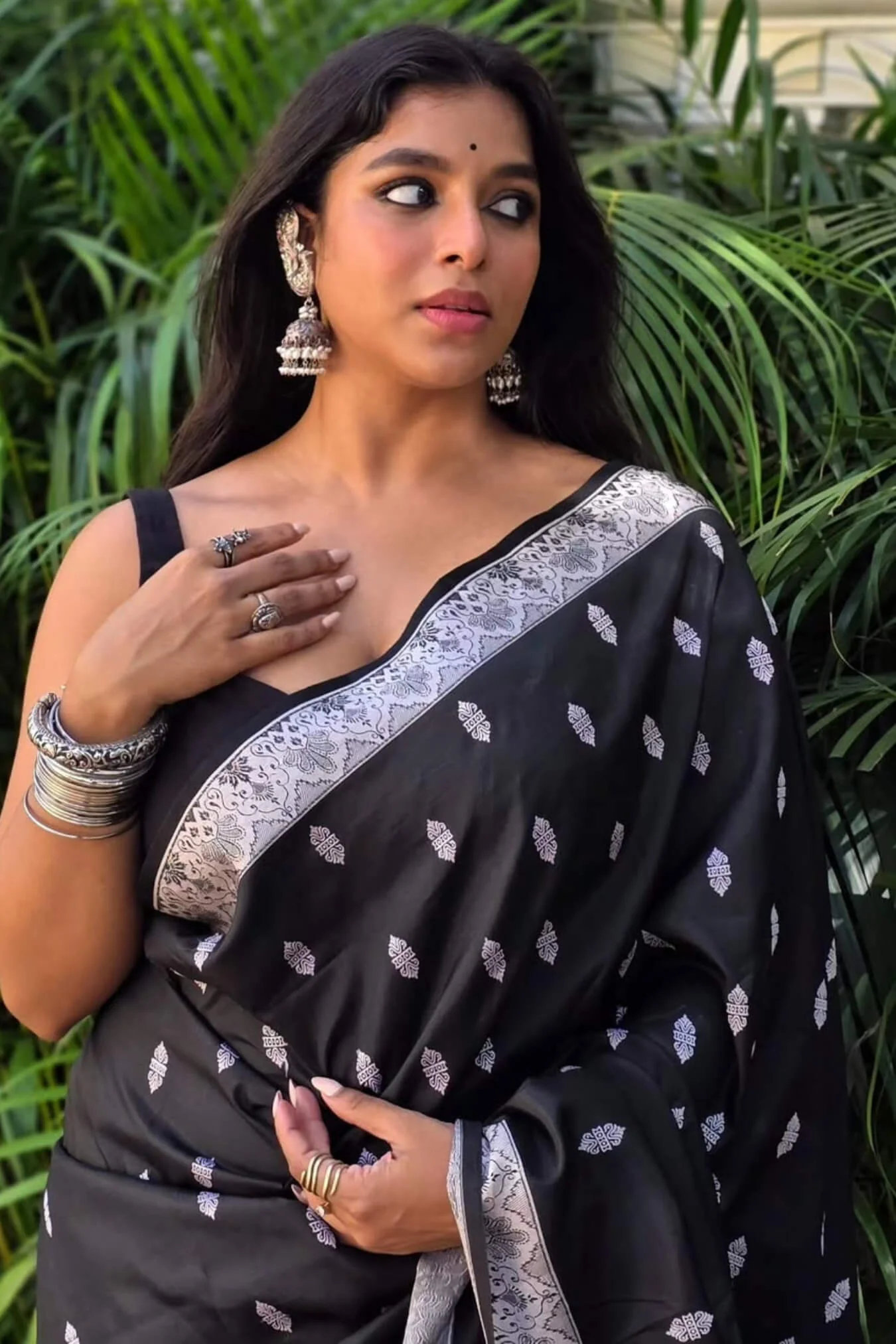 Glowing Black Soft Silk Saree With Lovely Blouse Piece - Image 6