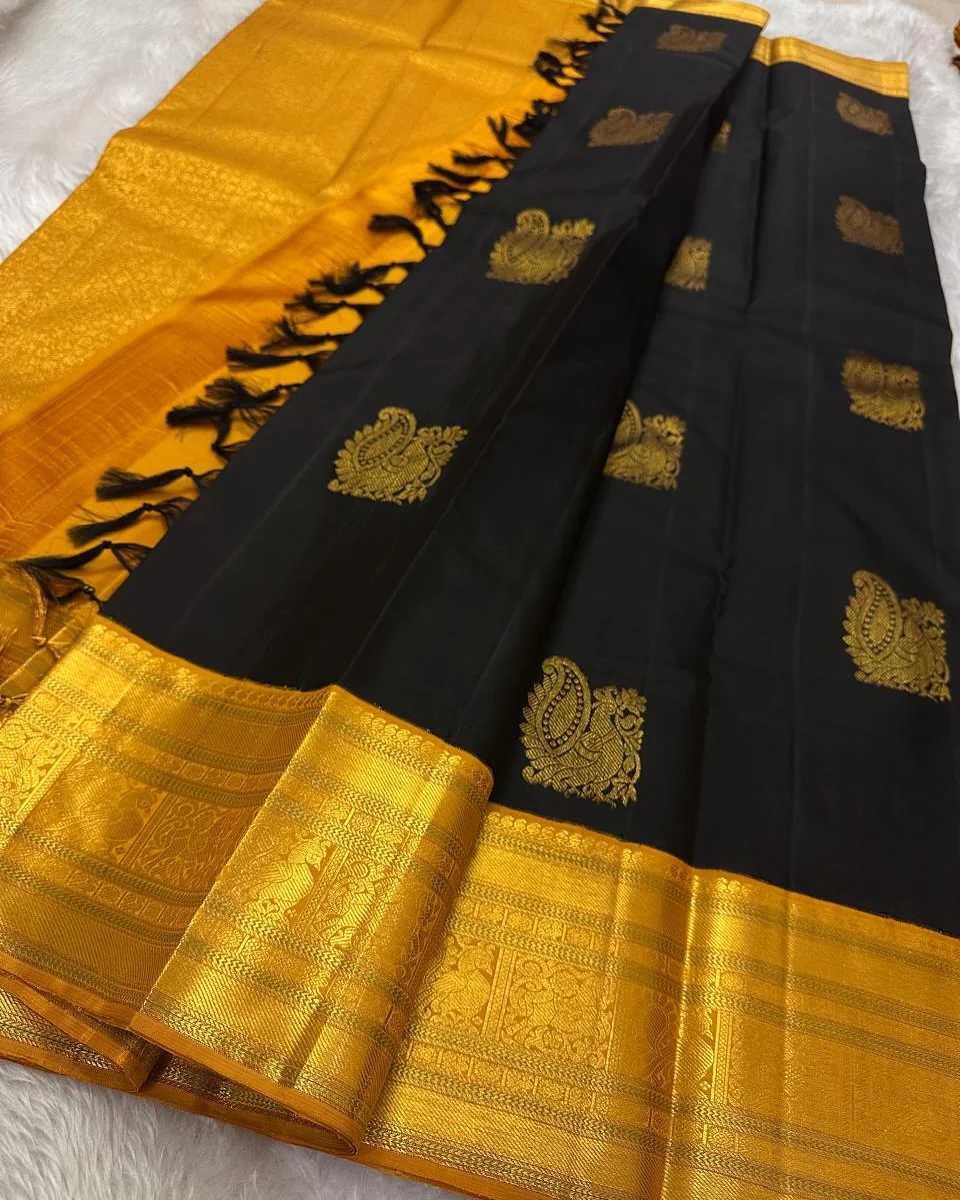 Gorgeous Black Soft Silk Saree With Beautiful Blouse Piece - Image 3