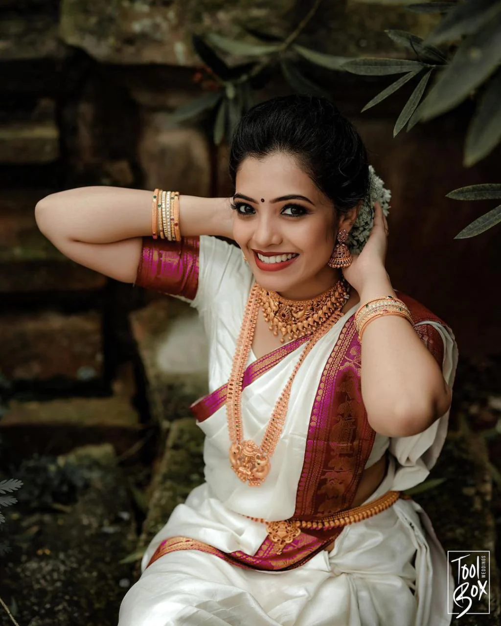 Gorgeous White Soft Silk Saree With Girlish Blouse Piece - Image 3