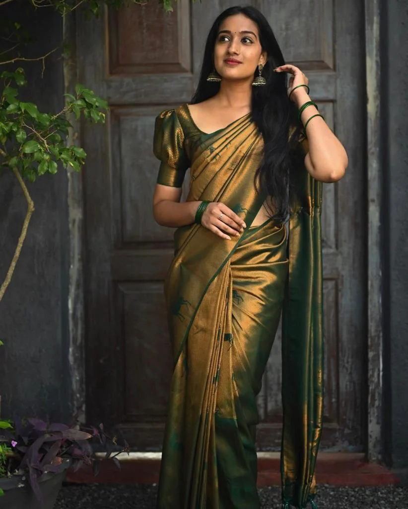 Gossamer Dark Green Soft Silk Saree With Comely Blouse Piece - Image 3