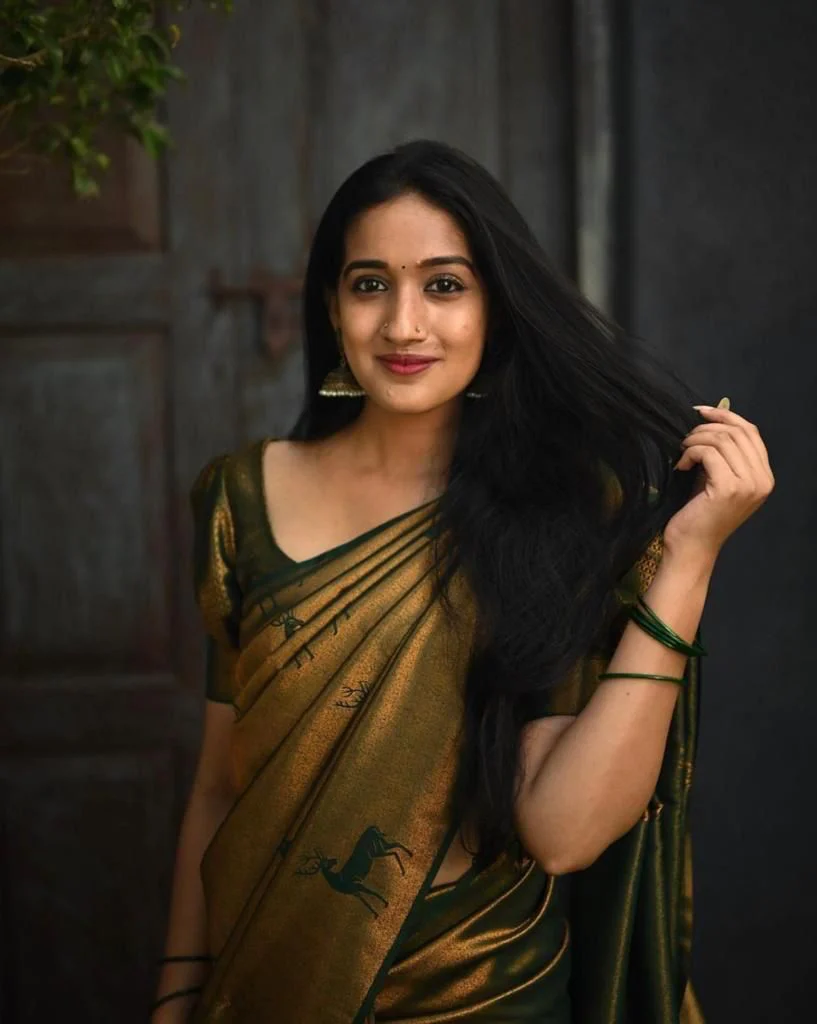 Gossamer Dark Green Soft Silk Saree With Comely Blouse Piece - Image 4